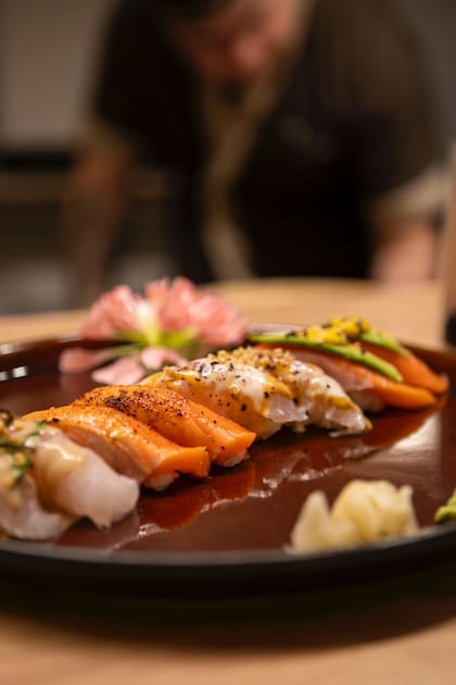 La propuesta no es sushi tradicional ni fusión: cuentan que buscan texturas y sabores nuevos, siempre priorizando el sabor.