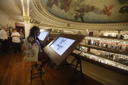 La propuesta ocupa el ala izquierda del tercer nivel e incluye un recorrido interactivo organizado en tres estaciones temáticas