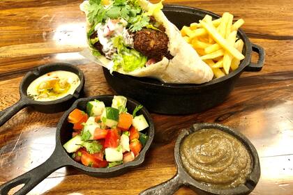 La propuesta que el Hilton te entrega a tu casa y alguna de las opciones para comer en el bar