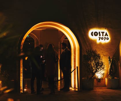 La propuestas de Costa 7070 puede disfrutarse en la planta baja o en el salón del primer piso, que también tiene un ingreso independiente