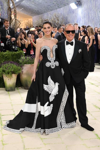 La protagonista de El diablo se viste a la moda posó con Michael Kors, el encargado de confeccionar esta prenda para la Met Gala de este año