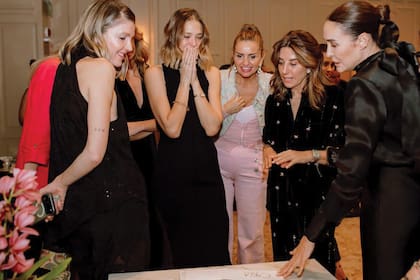 La protagonista de la noche, a pura emoción
junto a sus amigas y las notas con frases y fotos que prepararon especialmente para agasajarla