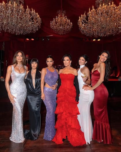La protagonista de la noche con sus hijas: Khloé, Kourtney y Kim Kardashian y Kylie y Kendall Jenner