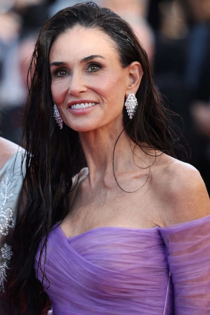La protagonista de La sustancia completó su look con unos aros de diamantes de Chopard