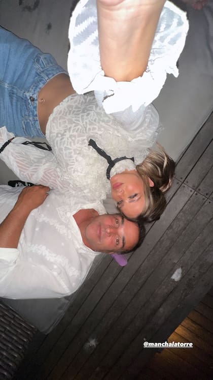 La protagonista de Linda compartió en sus redes esta imagen junto a su amigo Marcelo “Mancha” Latorre, en la cual se puede ver lo que sería el mismo piso de madera donde posó Icardi con sus hijas