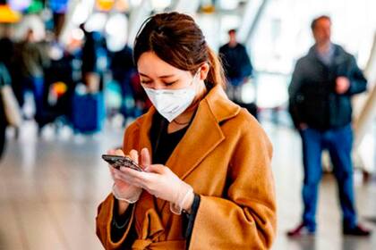 La protección y el distanciamiento social especialmente en los aeropuertos y los vuelos es clave para evitar el contagio del COVID-19, según los expertos
