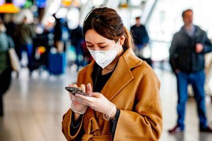 La protección y el distanciamiento social especialmente en los aeropuertos y los vuelos es clave para evitar el contagio del covid-19, según los expertos.