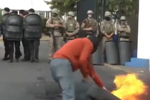 Fracasó la negociación de la madrugada y se cortó la cadena de mando en plena protesta policial