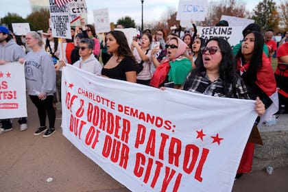 La protesta contra las redadas migratorias en Charlotte, Carolina del Norte, el 15 de noviembre del 2025
