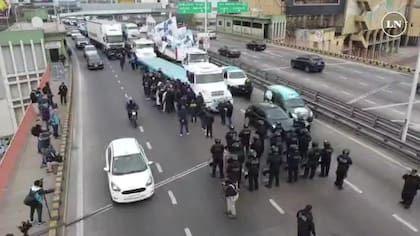La protesta de camioneros el Puente Pueyrredón, desde el drone de LN