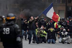 Otro día de furia en Francia aumenta la presión sobre Macron