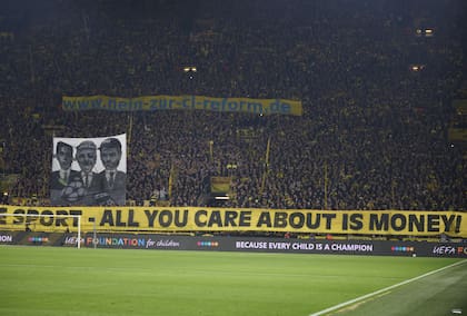 La protesta de los hinchas de Borussia Dortmund contra el dinero que ingresó en Newcastle