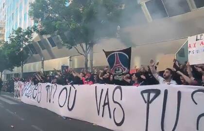 La protesta de los hinchas de PSG en la sede del club