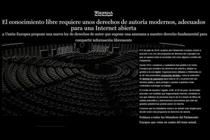 La protesta de Wikipedia contra la reforma que obliga a las plataformas que publiquen contenido a instalar algoritmos que filtren posibles infracciones de copyright.