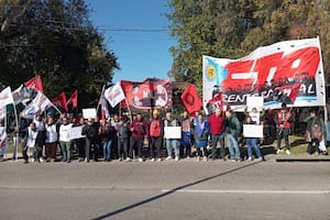 La CTA montó una protesta frente al country en el que tiene una propiedad Pettovello