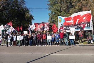 La CTA montó una protesta frente al country en el que tiene una propiedad Pettovello