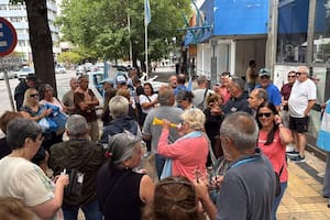 Exoficiales exigieron aumentos y golpearon en el rostro a un comisario