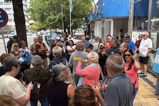 Le dieron una piña a un comisario en medio de una protesta por mejoras salariales