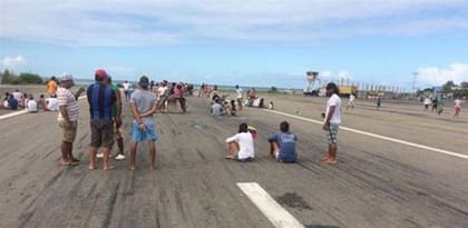 La protesta en la pista de aterrizaje de Los Roques