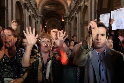 La protesta impidió el desarrollo de una jornada de oración por el Vaticano