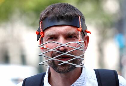 Miles de manifestantes contrarios a usar tapabocas tomaron hoy las calles en Berlín