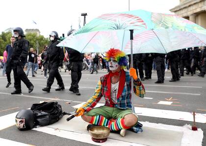 Un hombre sentado en la calle en señal de protesta, en Berlín