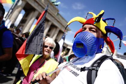 Tapabocas realizados con elementos hogareños y disfraces en la protesta realizada en Berlín