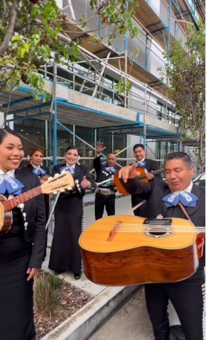 La protesta pacífica de Natalia Jiménez incluyó una serenata y mariachis