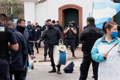 Los policías bonaerenses protestan con bombos y banderas, en Olivos