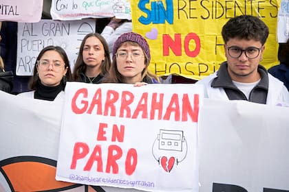 La protesta por mejoras salariales continúa en el hospital Garrahan a pesar del anuncio del Gobierno de otorgar un aumento salarial.