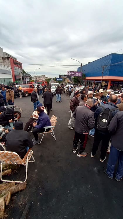 La protesta va sumando gente que llega de todos los puntos de la provincia.