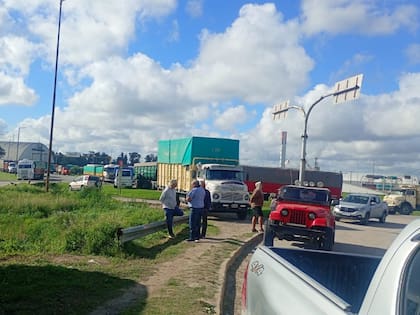 La protestas de transportistas en la rotonda de Quequén en reclamo por una recomposición de las tarifas
