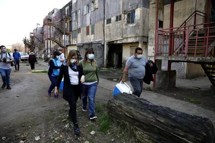 La provincia de Buenos Aires inició un operativo "puerta por puerta" para inocular a aquellas personas de barrios carenciados que no hayan recibido la primera dosis de la vacuna contra el coronavirus