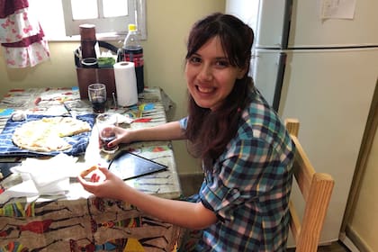 La provincia logró armar un dispositivo que permite que Eugenia viva en un departamento con los apoyos que necesita (seis acompañantes se turnan para que nunca esté sola)