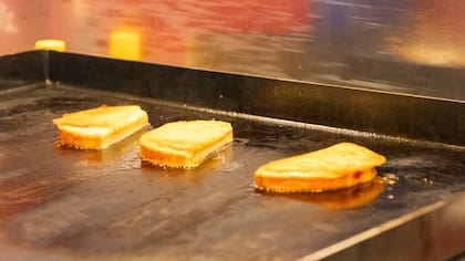 La provoleta en plena cocción a la plancha.