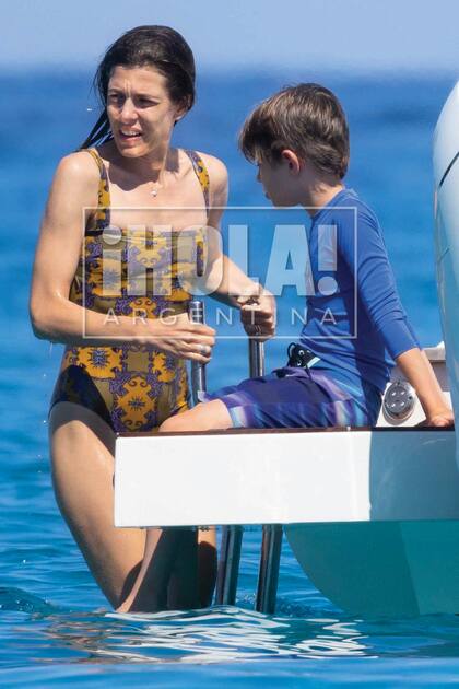 La próxima escala de Charlotte y su familia podría ser la isla de Pantelaria, donde vive y tiene sus viñedos la madre de Dimitri, Carole Bouquet. O en la isla de Cavallo, donde los Grimaldi cuentan con una propiedad.