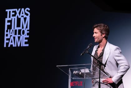 La próxima película de Glen Powell estrena el 24 de mayo por Netflix