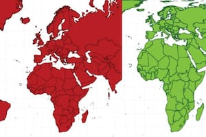 La proyección de Mercator (en rojo a la izquierda) muestra a Europa más grande con respecto a África de lo que en realidad es (en verde, la proyección Equal Earth).