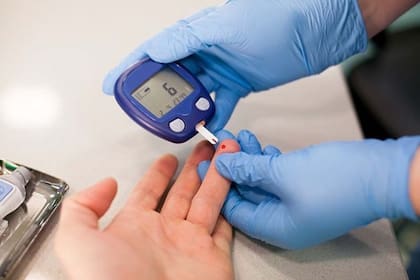 La prueba de glucosa en la sangre se usa para averiguar si los niveles de azúcar en la sangre están dentro de límites saludables. Se utiliza para diagnosticar o vigilar la diabetes.