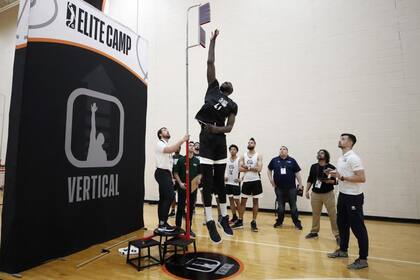 La prueba más esperada de todas: el salto en carrera; allí, Tacko Fall batió un récord histórico de la NBA