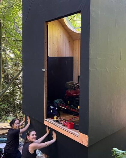 La prueba piloto de MycoToilet en el Jardín Botánico de la UBC tendrá una duración de seis semanas (Facebook/UBC Botanical Garden)