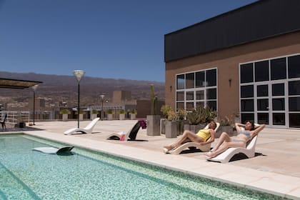 La psicina del hotel para disfrutar los días de sol riojano.