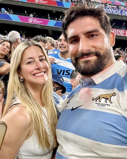 La psicóloga María Belén, “Belu”, Miguez y el forward Rodrigo Bruni. “Felicitaciones mi amor. Qué alegría, semis en París, allá vamos”, le dedicó al Puma