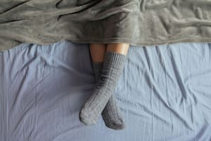Qué significa dormir con medias