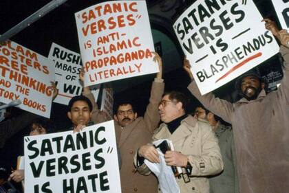 La publicación de "Los versos satánicos" desató una multitud de protestas; desde entonces pesa sobre el escritor una amenaza de muerte