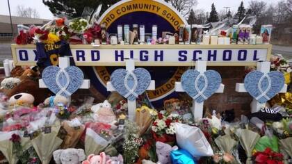 La publicación de Massie llegó apenas unos días después de un tiroteo que dejó cuatro muertos en una escuela de Michigan