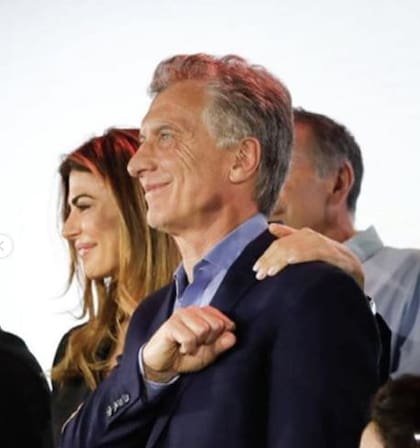 En la última foto, el presidente y su mujer saludan a la gente que los acompañó en el bunker