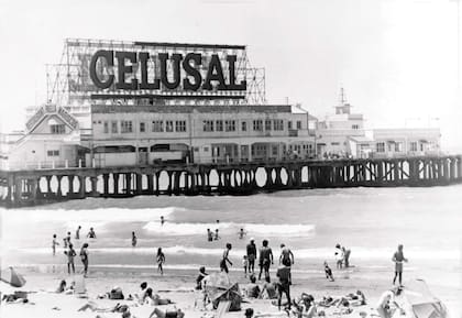 La publicidad del Club de Pescadores oficia como un indicio para ubicar la fecha de cualquier foto. Estuvieron allí La Copelina, Gancia, Balcarce, Celusal y Quilmes