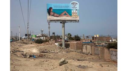 La publicidad sobre un conjunto de casas humildes en un barrio al sur de Lima
