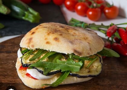 La puccia de La Lira Focacceria, un pan plano y redondo con distintos rellenos, es una de las especialidades locales.